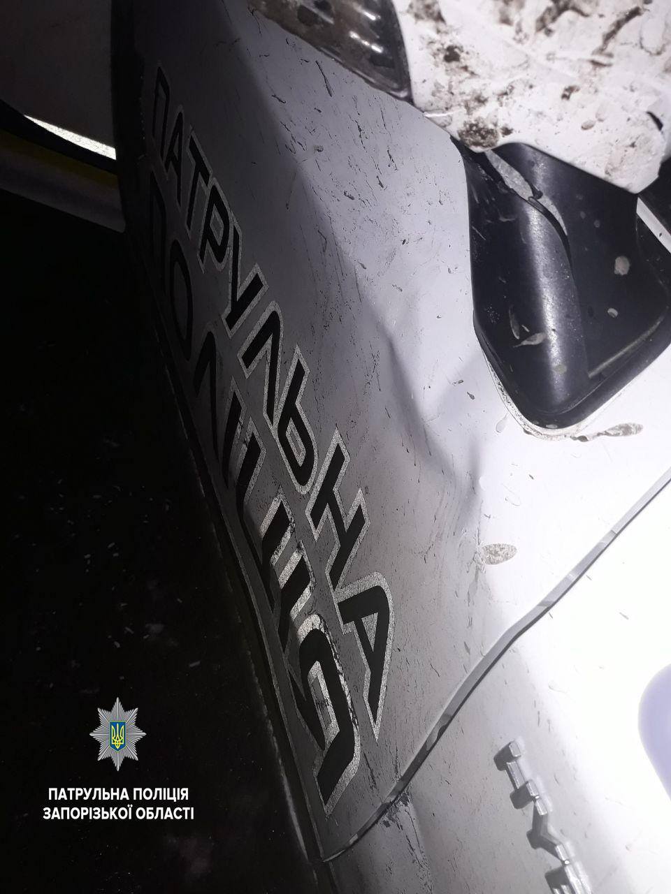 В Запорожье выпивший водитель врезался в дверь PRIUSа копов (ФОТО)