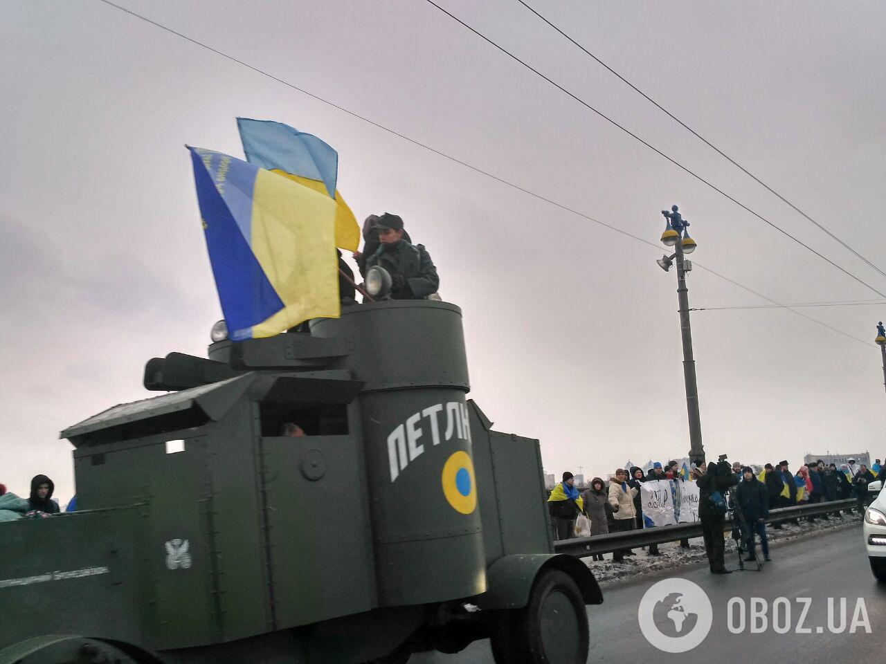 В Киеве живой цепью соединили два берега: опубликованы яркие фото и видео