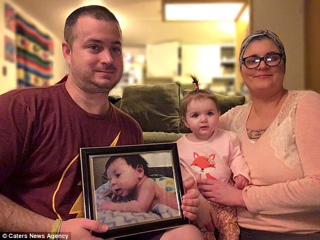 Не хотіла прощатися: моторошна фотосесія матері з мертвою дитиною шокувала мережу