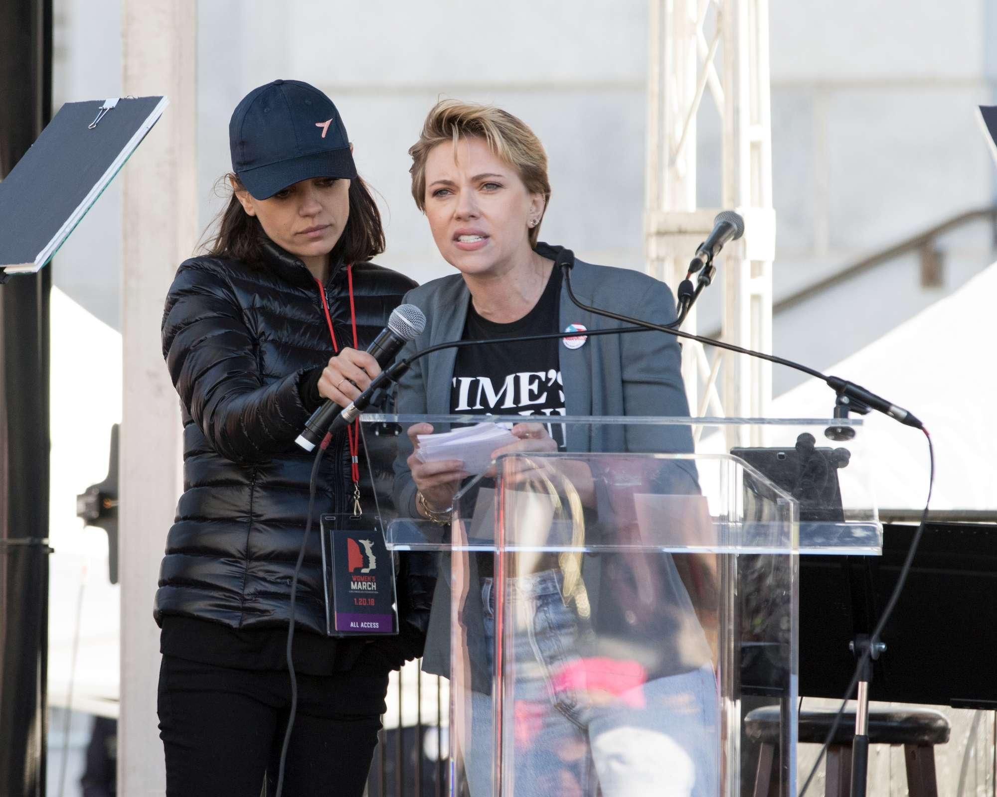 Голливудские звезды вышли на "Марш женщин" в США: яркие фото шествий