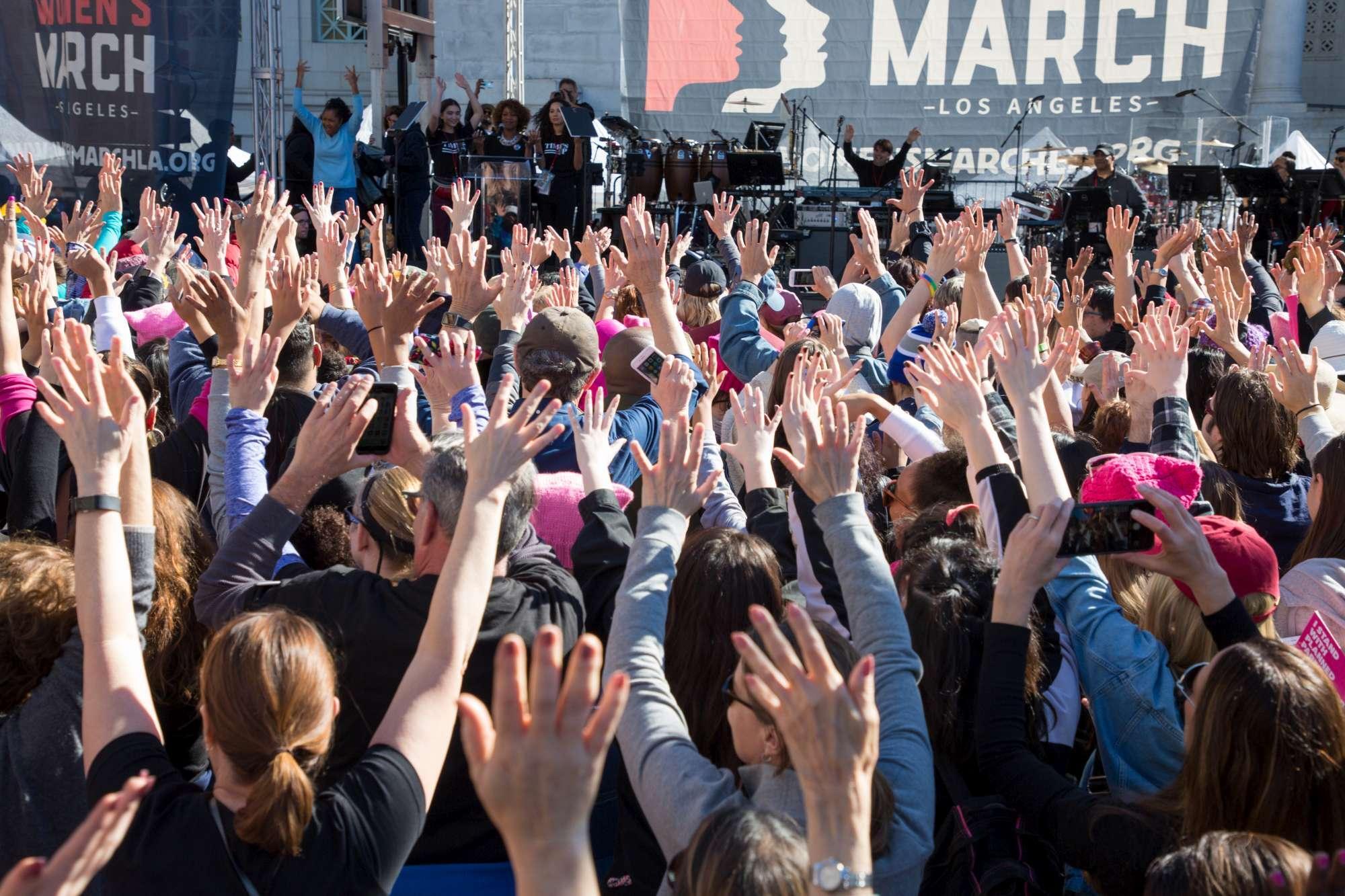 Голливудские звезды вышли на "Марш женщин" в США: яркие фото шествий