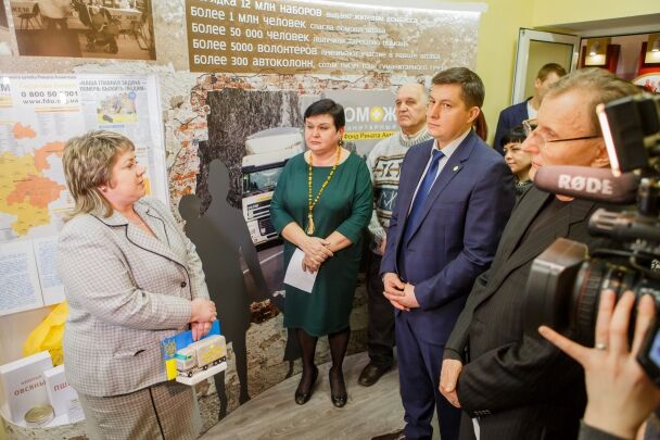 Миссия, ставшая историей: в Мариуполе открылась выставка Гуманитарного штаба