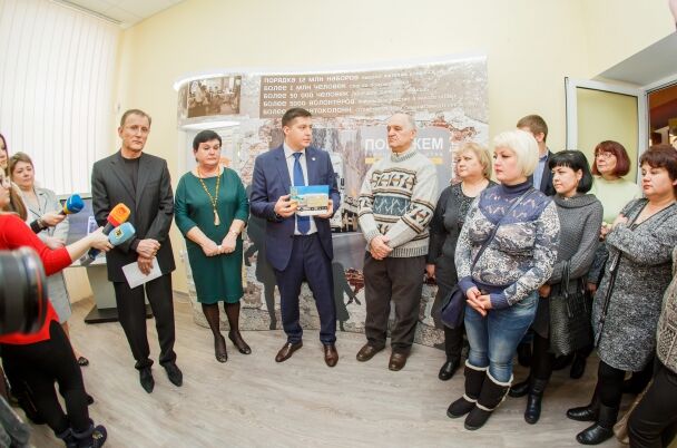 Миссия, ставшая историей: в Мариуполе открылась выставка Гуманитарного штаба