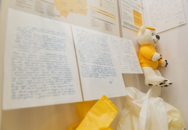 Миссия, ставшая историей: в Мариуполе открылась выставка Гуманитарного штаба