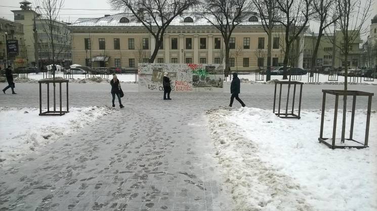 У Києві вандали понівечили Контрактову площу: опубліковані фото