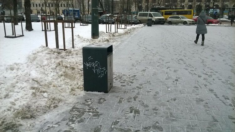 У Києві вандали понівечили Контрактову площу: опубліковані фото
