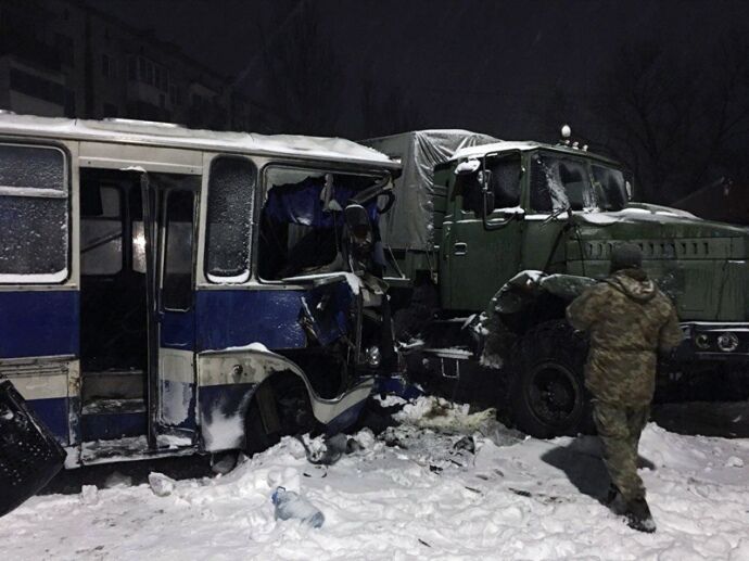 На Донбассе произошло ДТП с военными и шахтерами: стали известны подробности