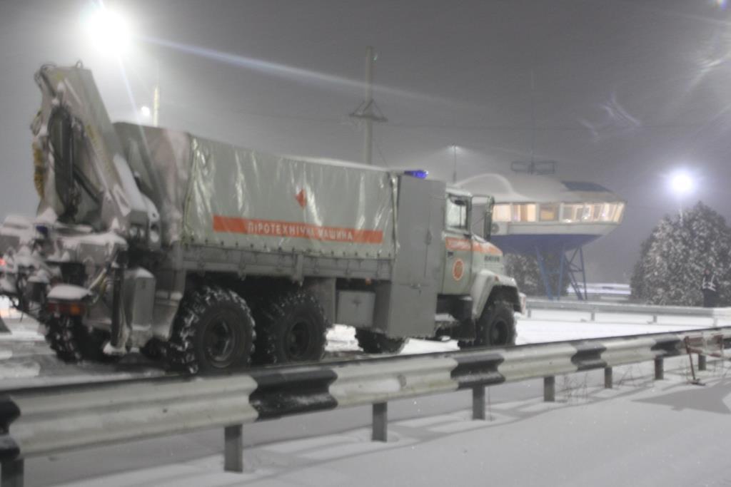 В Запорожской области национальную трассу закрыли из-за снежных заносов (ФОТО)