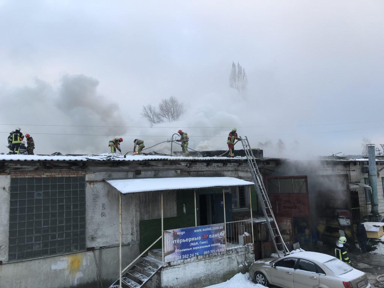 На Выдубичах в Киеве произошел пожар: опубликовано видео