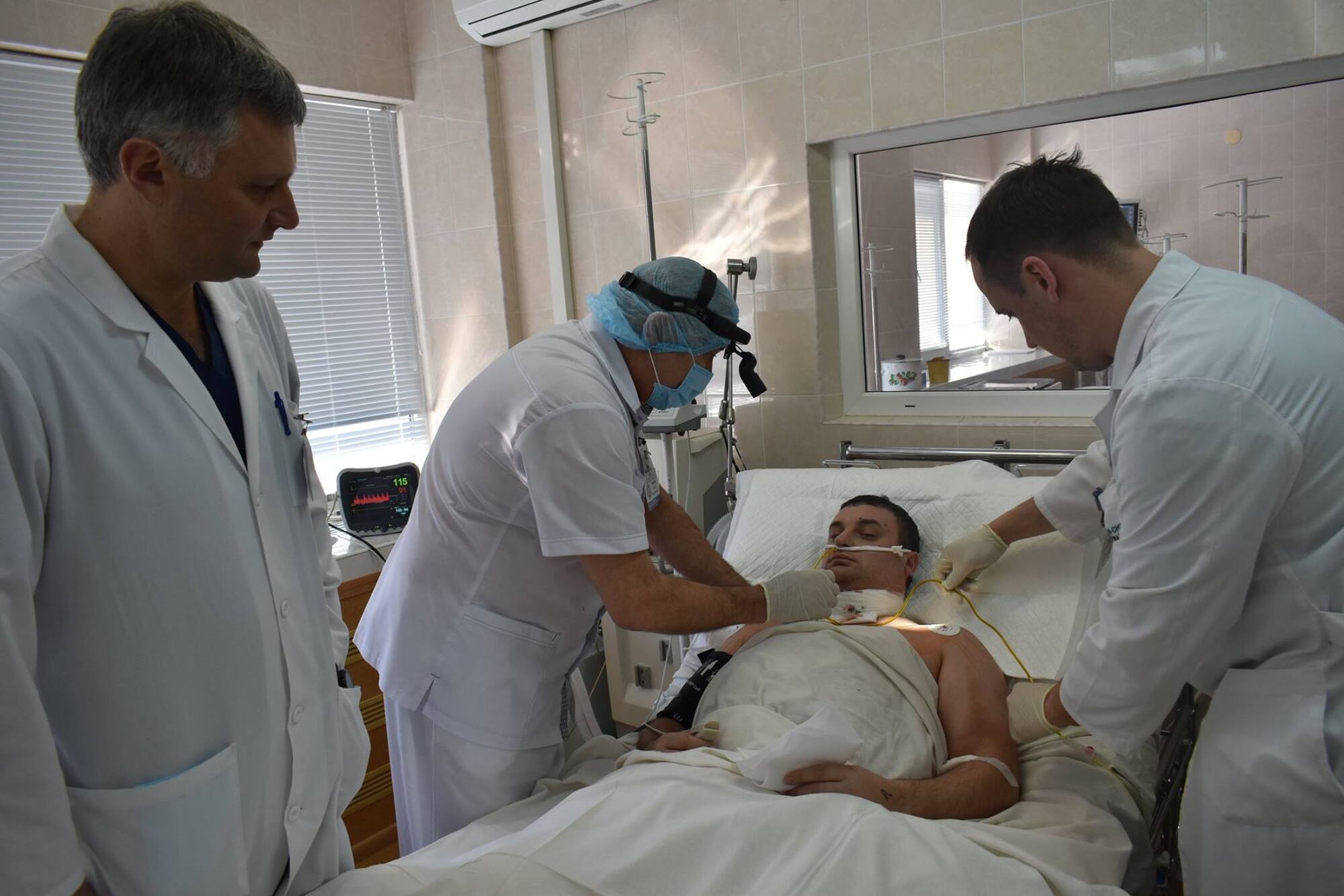 Раненные взрывом гранаты бердянские копы на искусственном дыхании: врачи рассказали подробности (ФОТО)