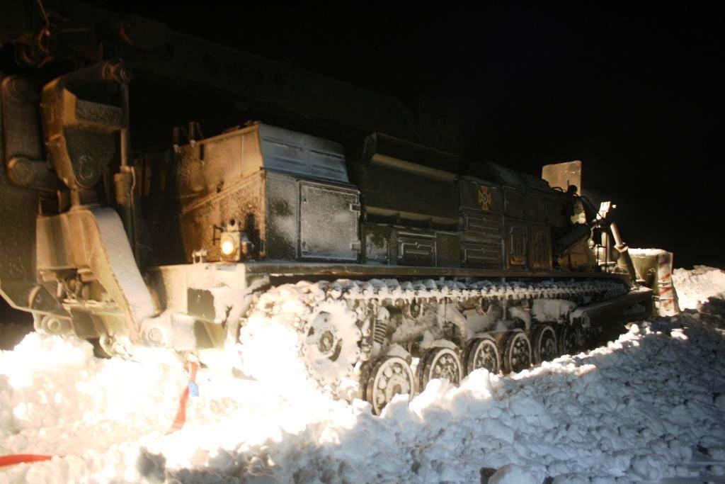 Почти на танках: запорожские спасатели опубликовали снимки ночной борьбы с заторами (ФОТО)