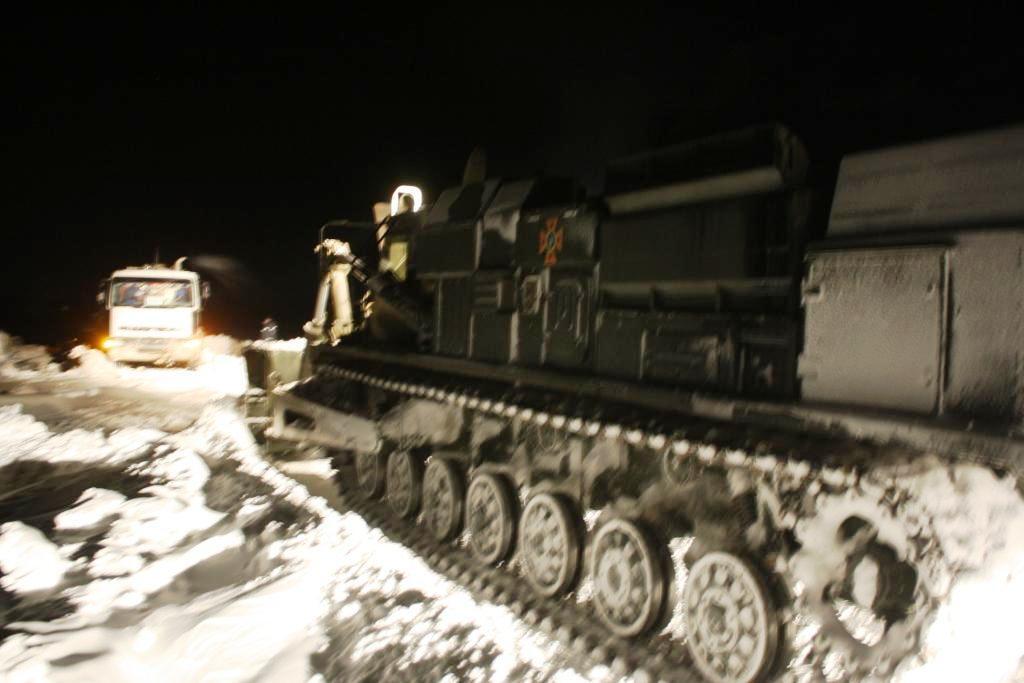 Почти на танках: запорожские спасатели опубликовали снимки ночной борьбы с заторами (ФОТО)