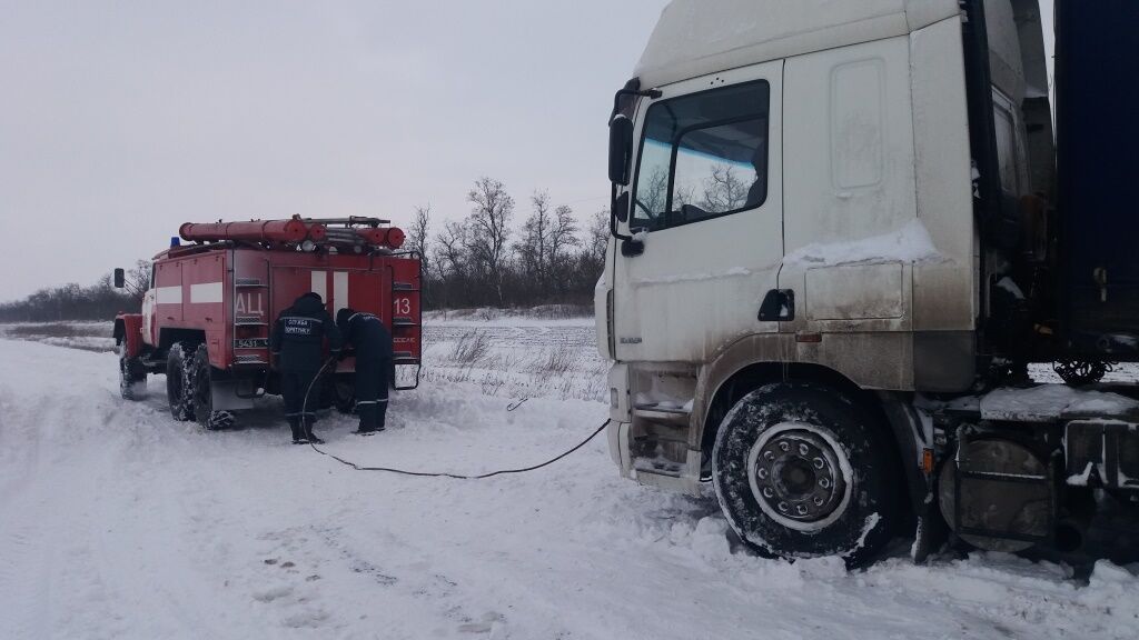 В Запорожской области почти 600 человек застряли на заснеженных дорогах (ФОТО)