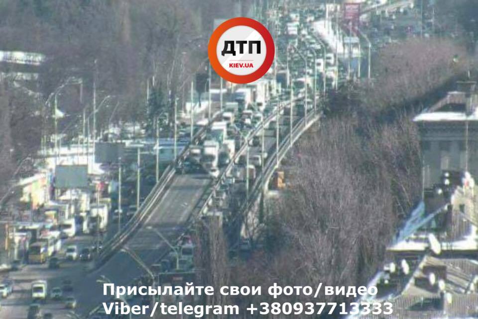 В Киеве из-за крупного ДТП возник транспортный коллапс