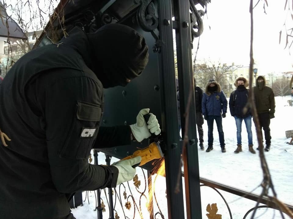 Стенд часовни УПЦ МП в центре Киева демонтировали и выбросили на помойку