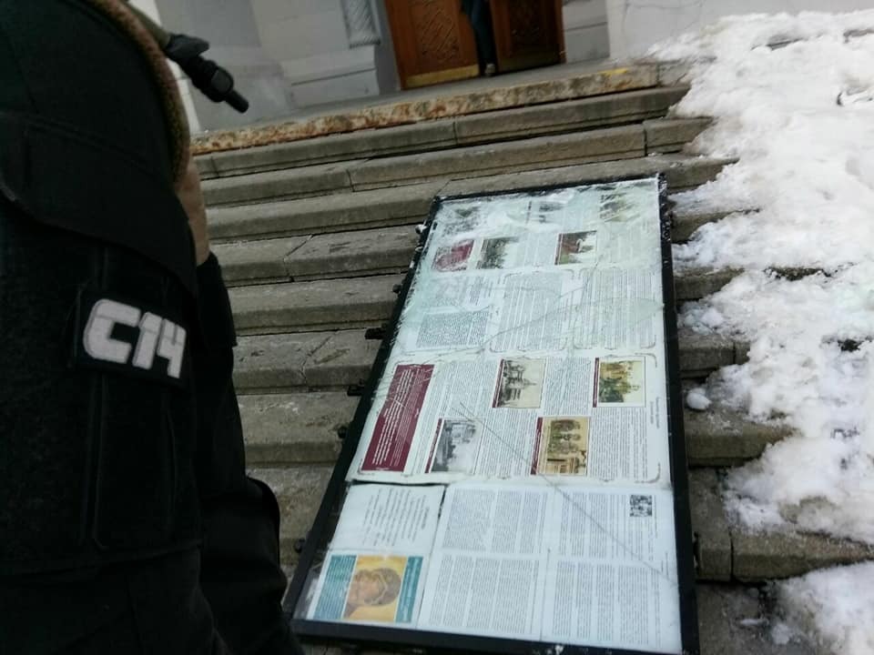 Стенд каплиці УПЦ МП в центрі Києва демонтували і викинули на смітник