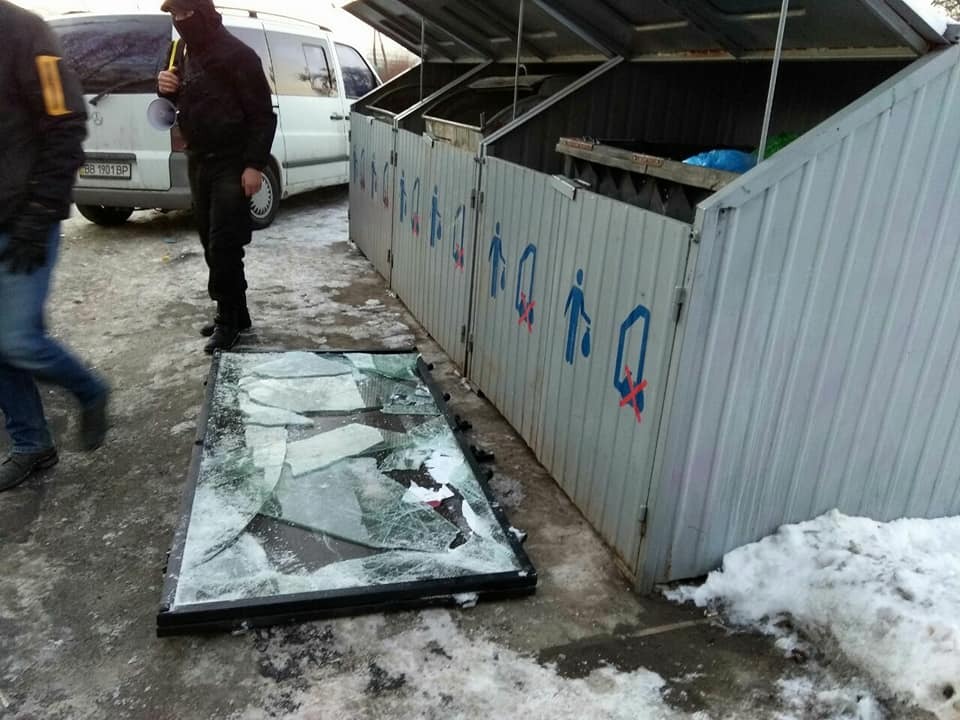 Стенд каплиці УПЦ МП в центрі Києва демонтували і викинули на смітник