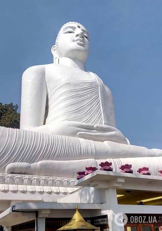 Статуя Білого Будди в Канді