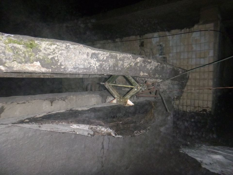 Доставали сачком: в Киеве жителей напугали странные звуки из шахты дома