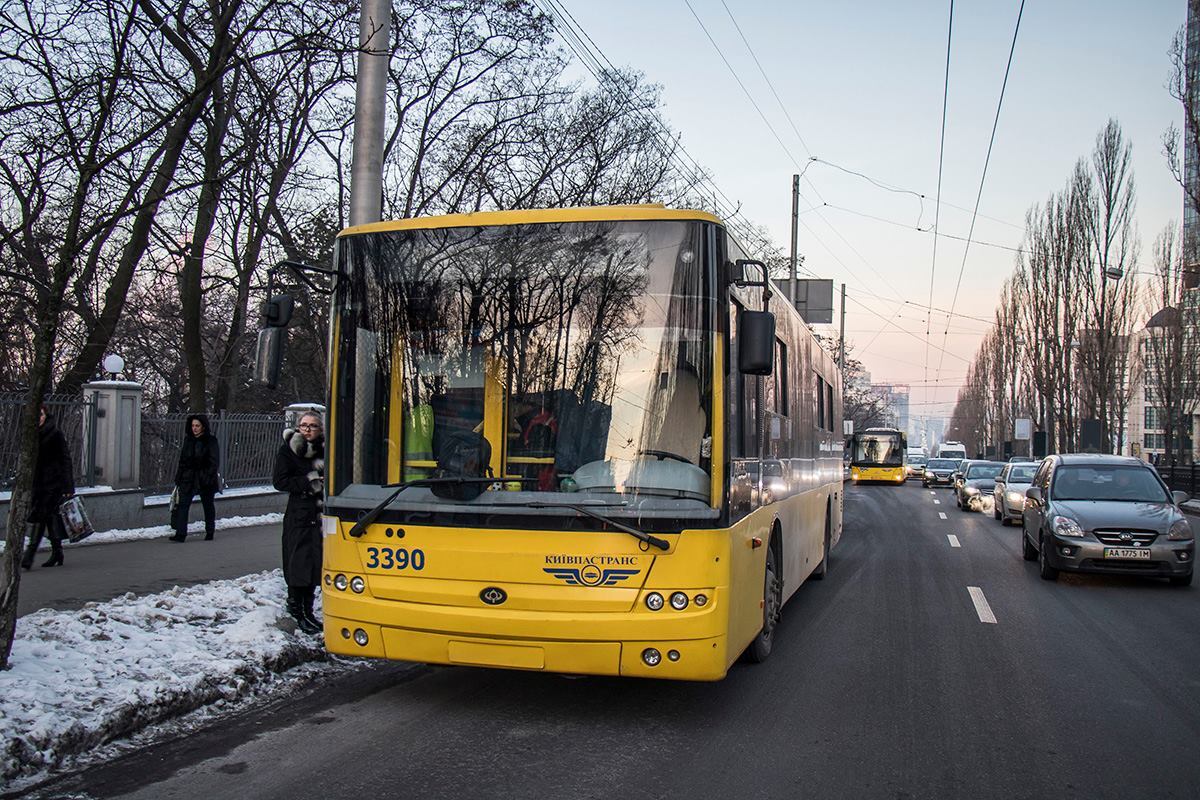 В Киеве произошло смертельное ЧП в троллейбусе