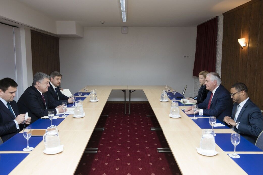 Инвестиции, Донбасс и санкции: Порошенко провел переговоры с Тиллерсоном