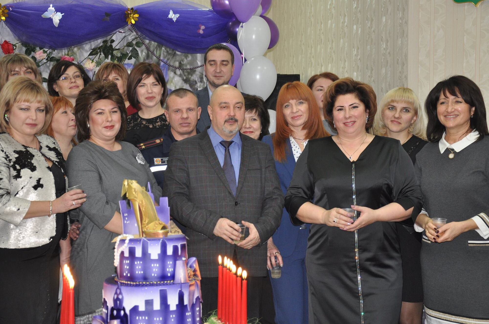 Подлизнули: сеть возмутило  празднование дня рождения чиновницы в Харькове