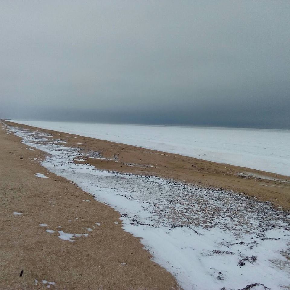 На Херсонщині море покрилося льодом: опубліковані вражаючі фото та відео