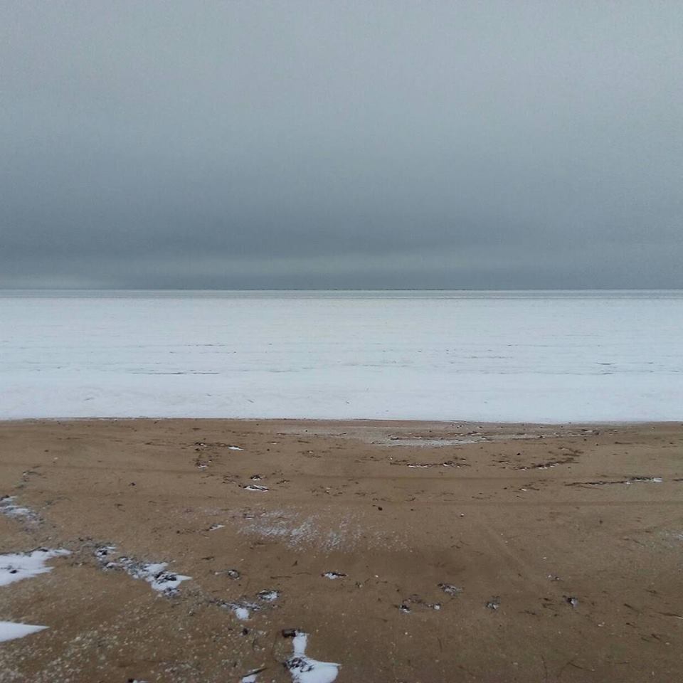 На Херсонщине море покрылось льдом: впечатляющие фото и видео