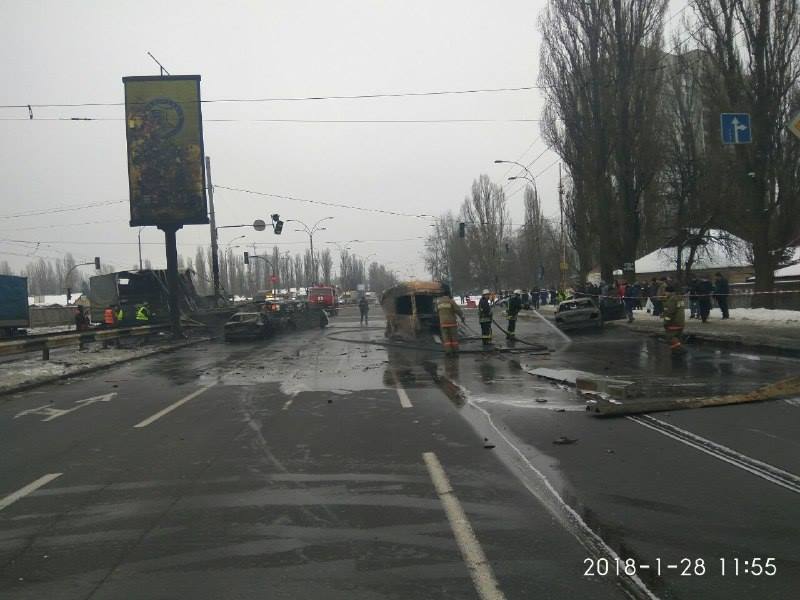 Сгорели четыре авто: в Киеве произошло жуткое ДТП с фурой