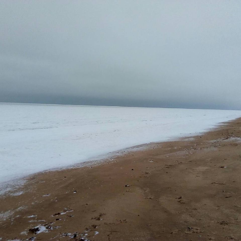 На Херсонщині море покрилося льодом: опубліковані вражаючі фото та відео