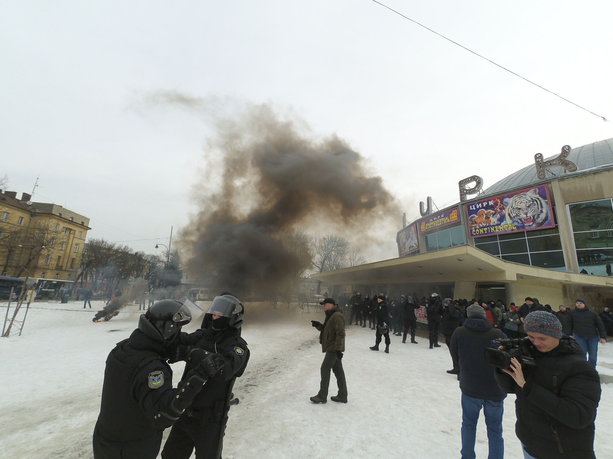 У Львові відбулися жорсткі сутички між активістами та копами: є затримані