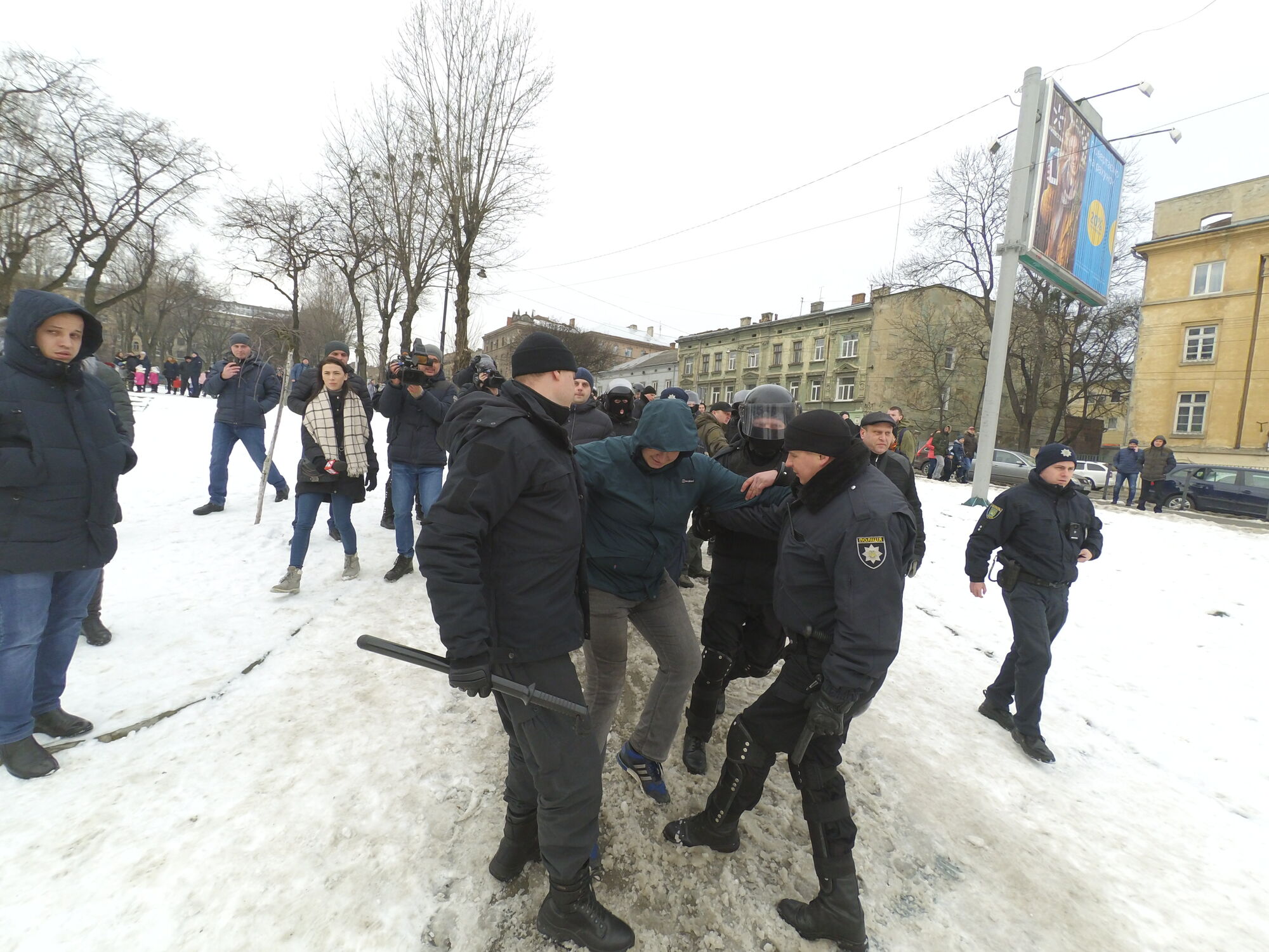 Во Львове произошли жесткие стычки между активистами и копами: есть задержанные