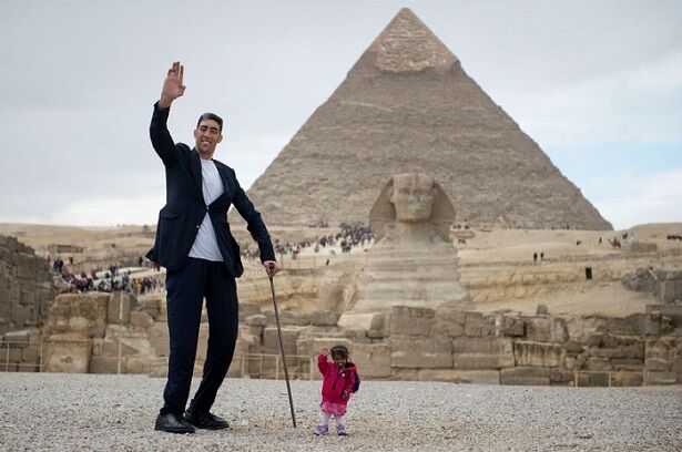 Фото встречи самого высокого мужчины и самой маленькой женщины покорили сеть