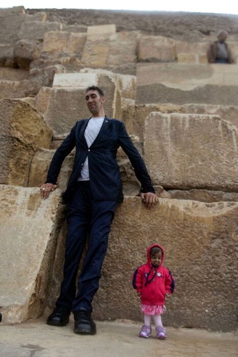 Фото встречи самого высокого мужчины и самой маленькой женщины покорили сеть