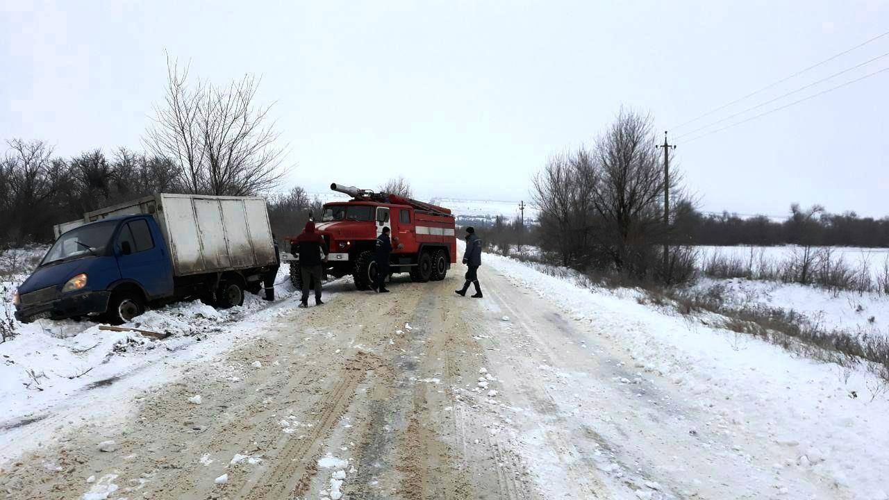 В Запорожской области из снежных заносов вытаскивают авто с людьми (ФОТО)