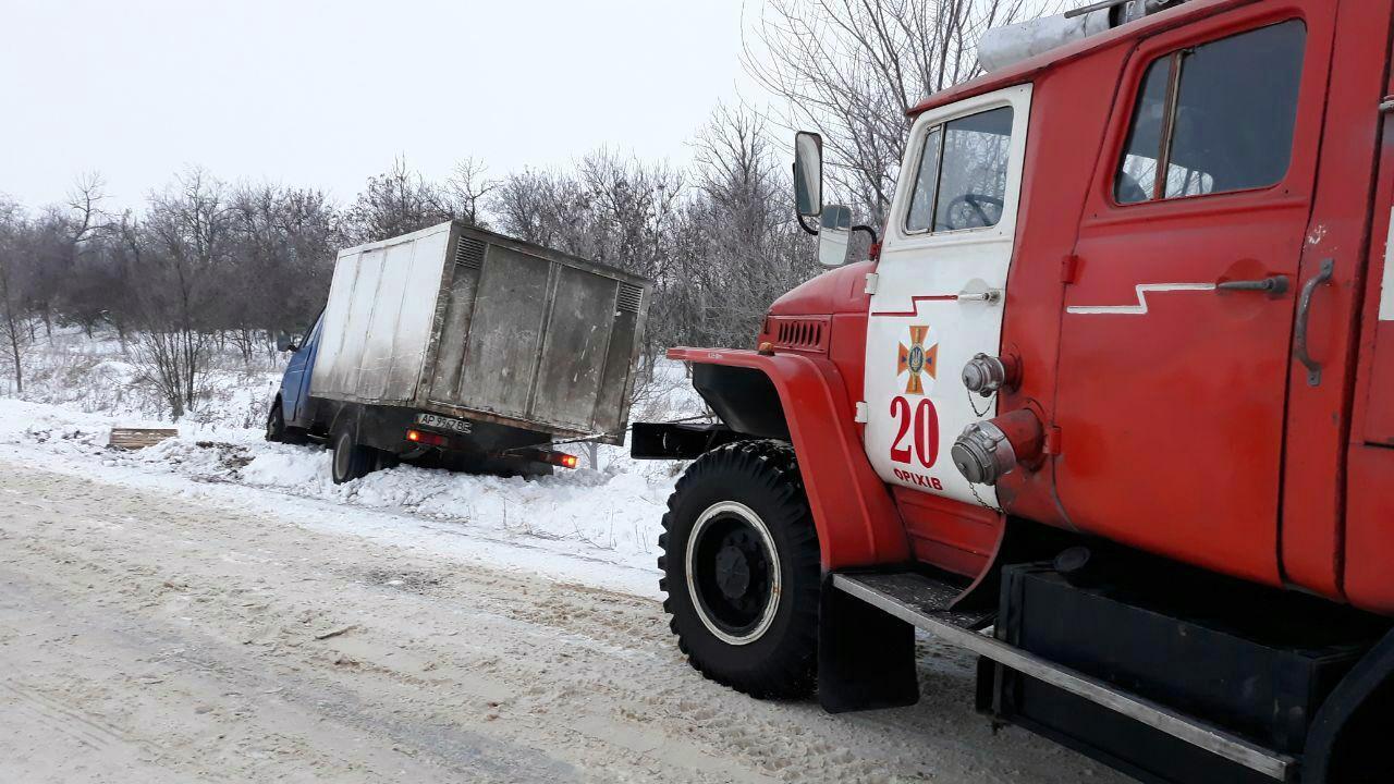 В Запорожской области из снежных заносов вытаскивают авто с людьми (ФОТО)