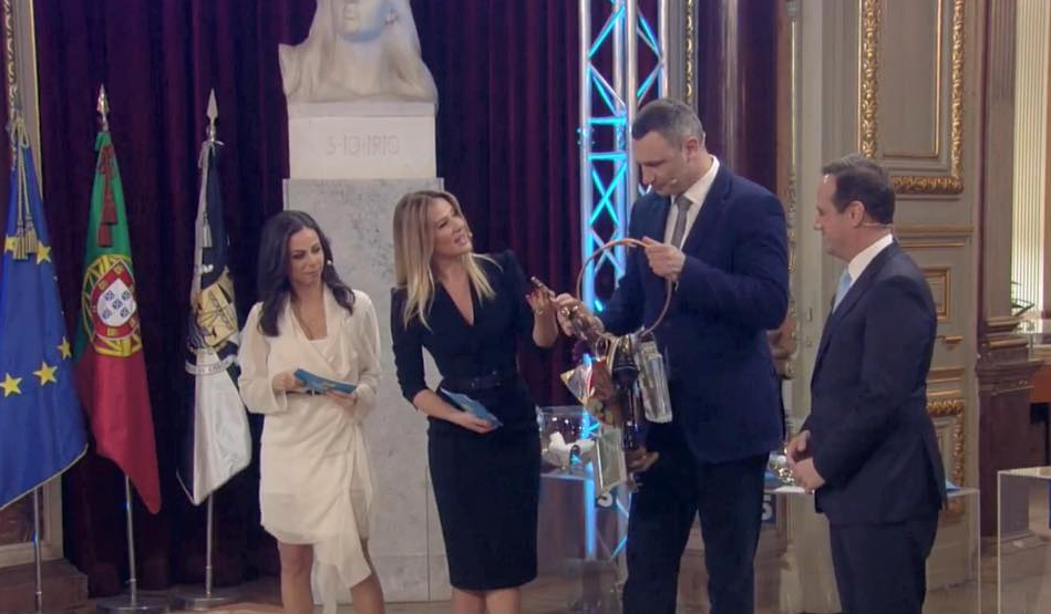 Виталий Кличко передает ключи Евровидения мэру Лиссабона
