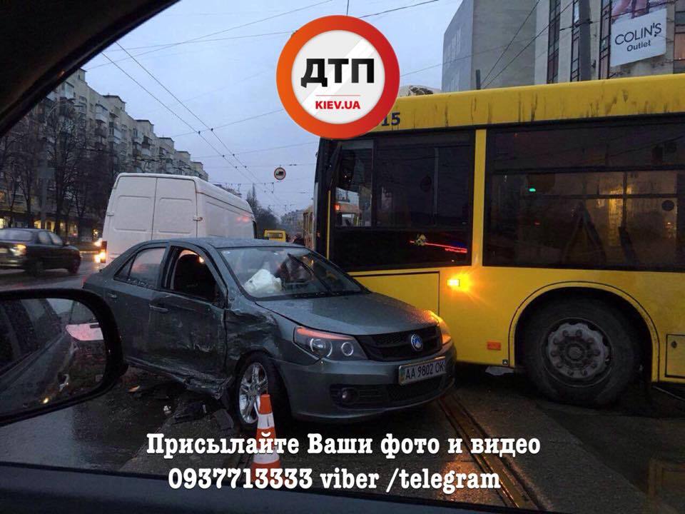 Трамваї зупинилися: у Києві сталися масштабні ДТП