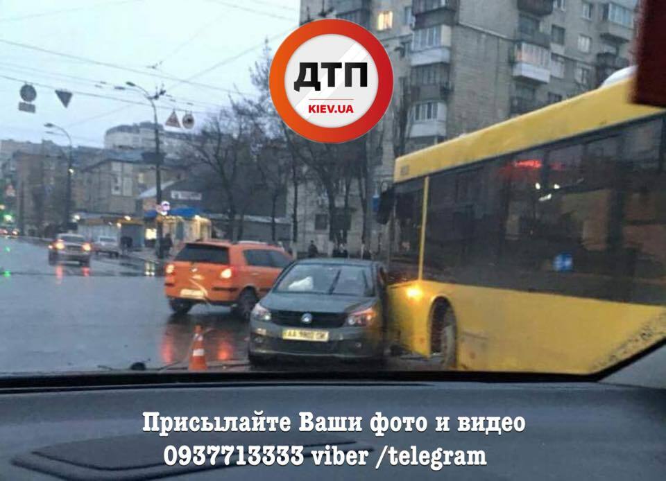 Трамваи остановились: в Киеве произошли масштабные ДТП 