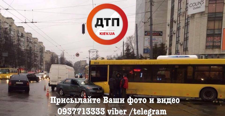 Трамваи остановились: в Киеве произошли масштабные ДТП 