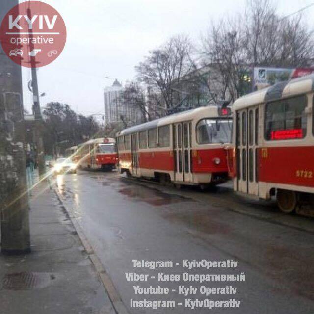 На правом берегу Киева остановились трамваи из-за масштабного ЧП