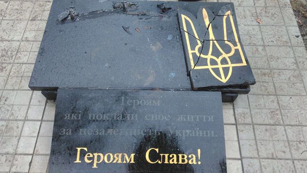 Собирали по кусочкам: на Донбассе разрушили памятник героям АТО