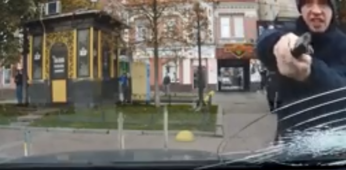 Бил пистолетом: в Киеве агрессивный полицейский набросился на авто с людьми