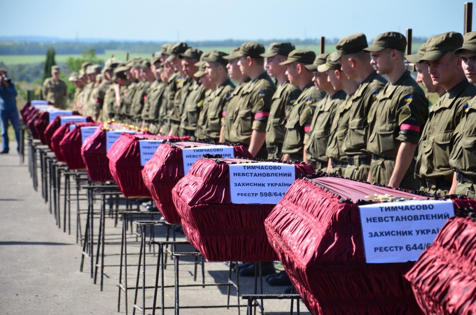 Торжественная церемония захоронения неустановленных защитников Украины на одном из кладбищ в Днепре