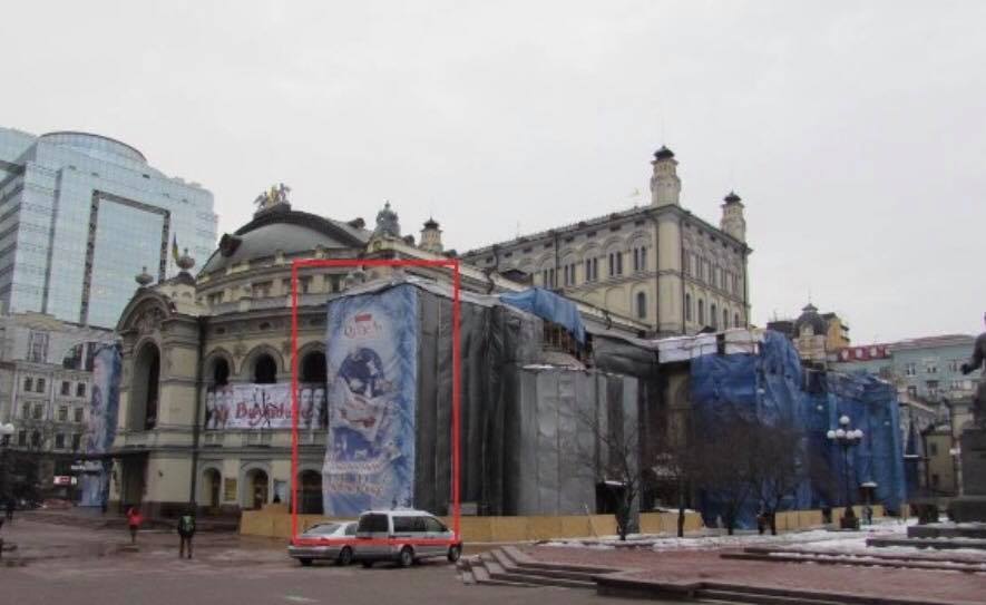 Тепер лякає перехожих: у Києві знівечили будівлю опери. Фотофакт
