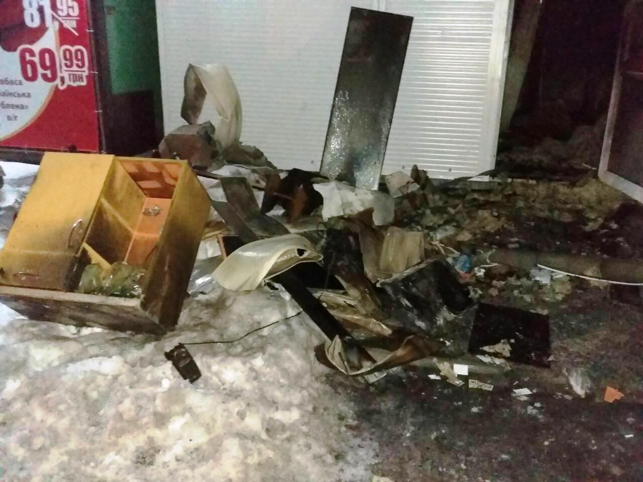 В центре Запорожья уничтожен магазин: поджог или случайность установит расследование (ФОТО)