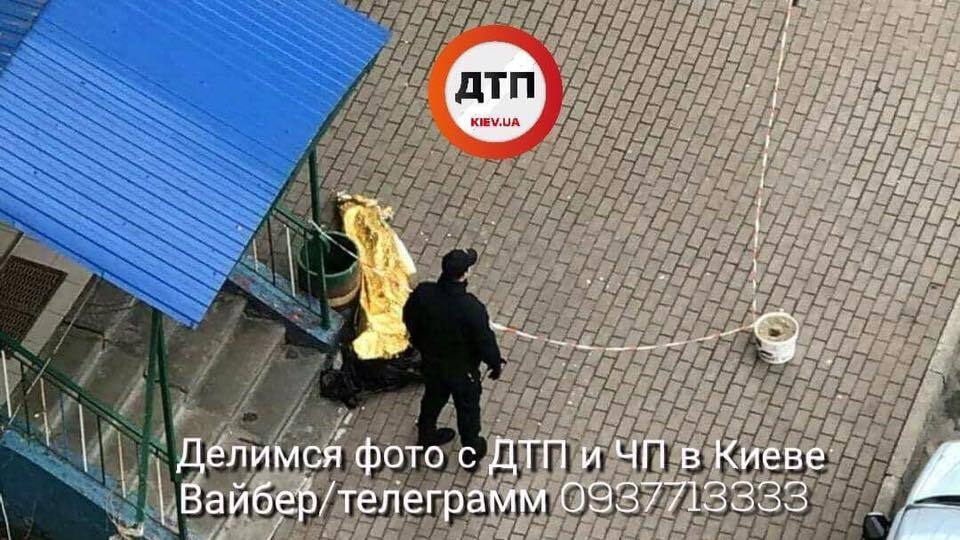 В Киеве женщина выбросилась с 12-го этажа: момент попал на камеру