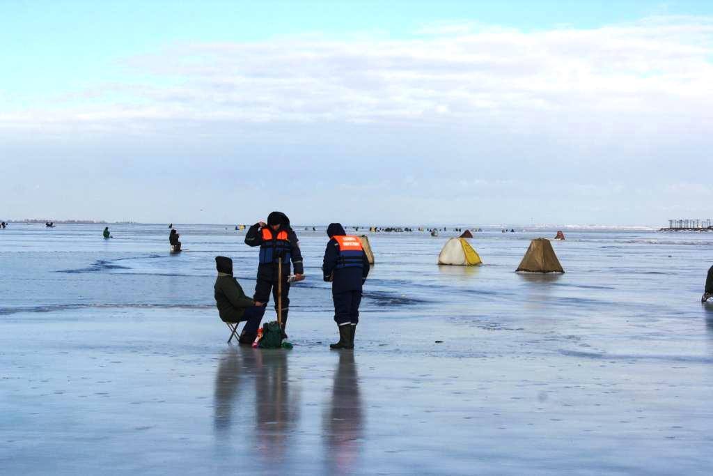 В Запорожской области люди массово вышли на смертельно опасный лед (ФОТО)