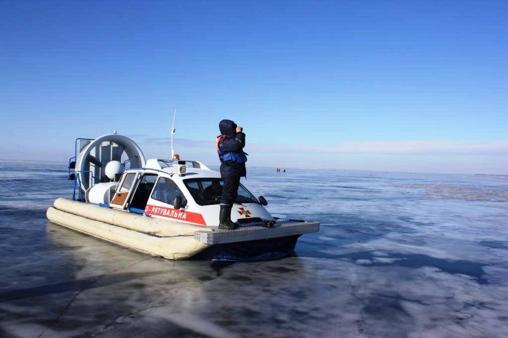 В Запорожской области люди массово вышли на смертельно опасный лед (ФОТО)