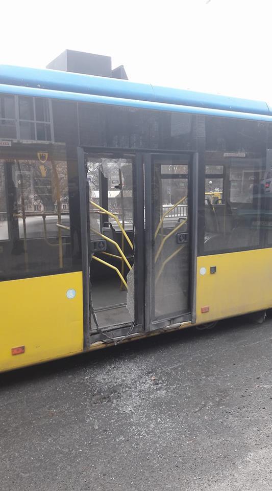 Так пихались: в Киеве на ходу "лопнул" троллейбус с пассажирами